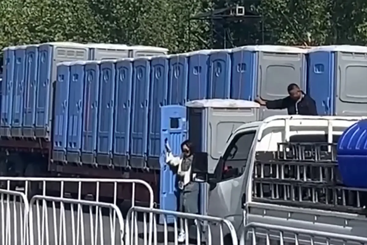 Грузовик увез женщину, находившуюся в туалете на колесах, в Китае