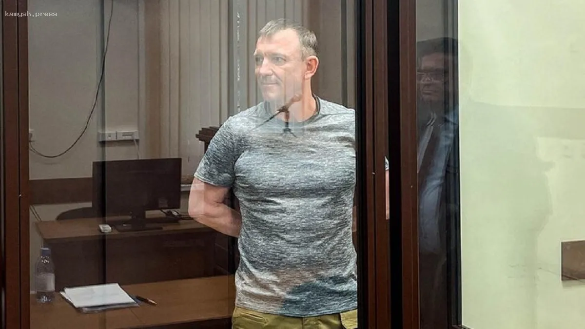 «Не забывай, маяк — это ты»: Экс-генерал Иван Попов прокомментировал пятилетний приговор стихами и улыбкой