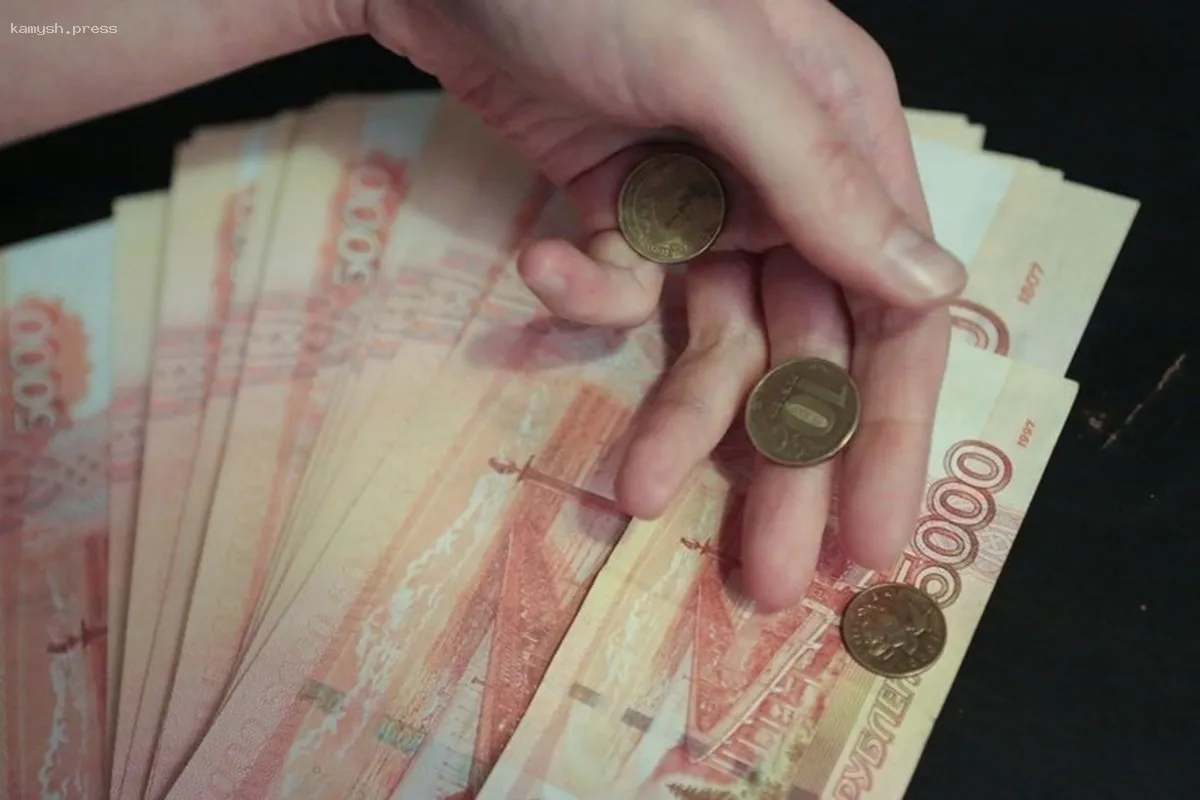 Практически половина петербуржцев испытывает нехватку дохода от основной занятости