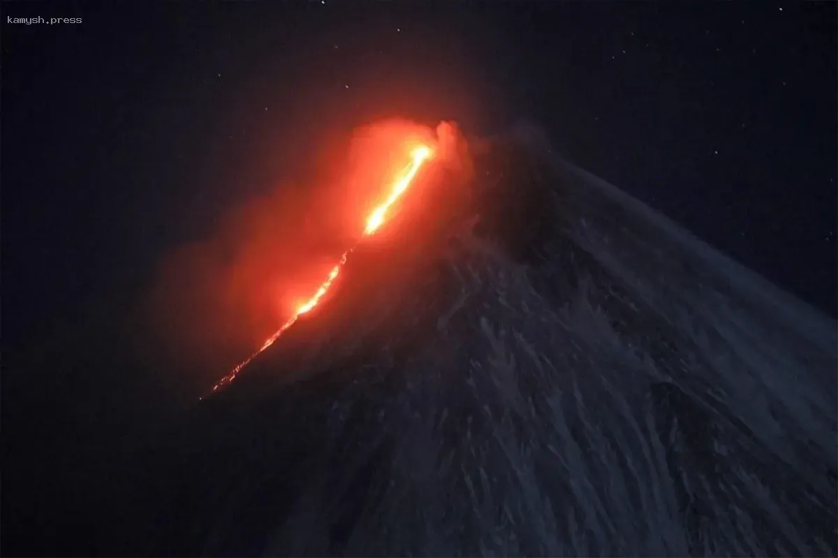 Вулкан Ключевская сопка на Камчатке начал извержение