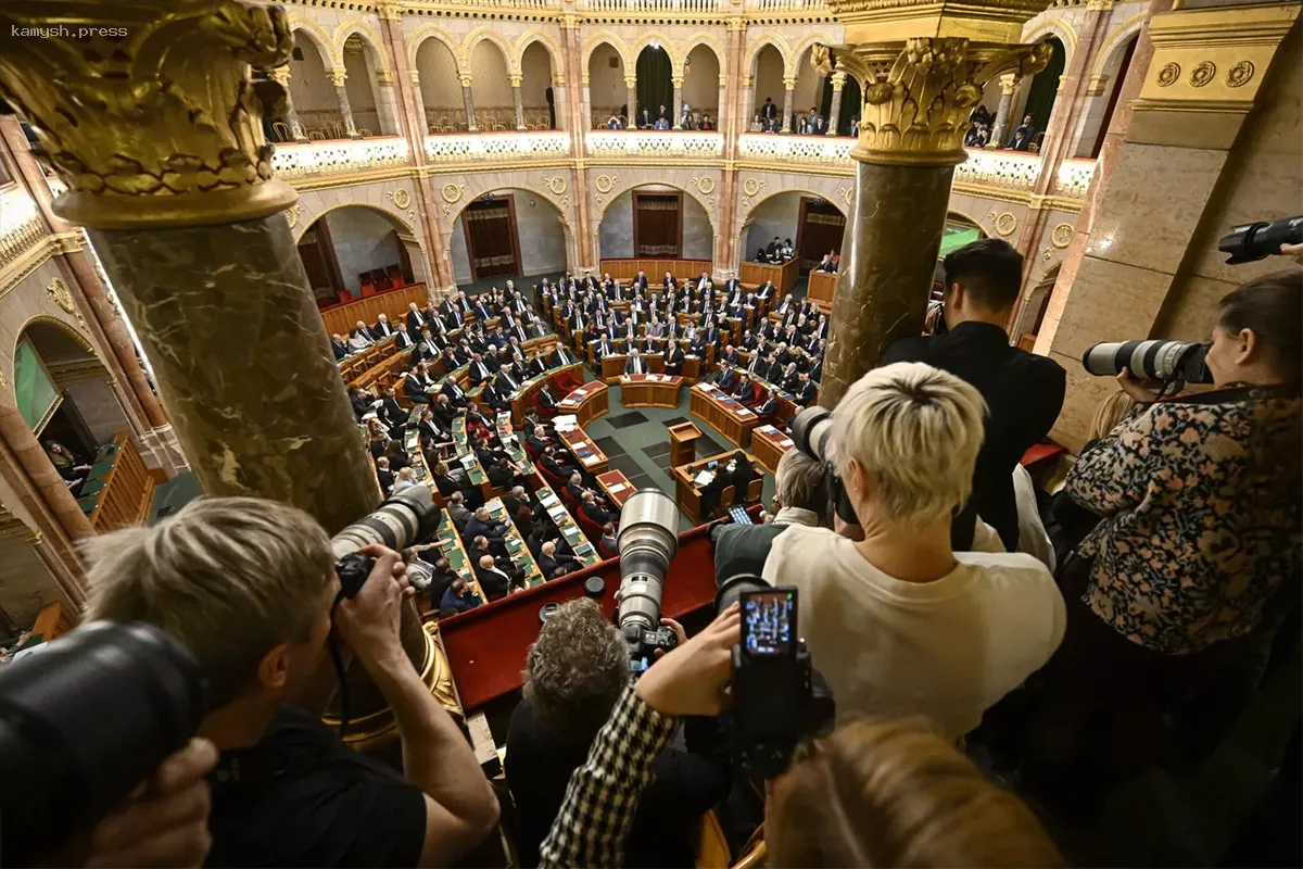 Венгерский парламент одобрил 15-ю конституционную поправку