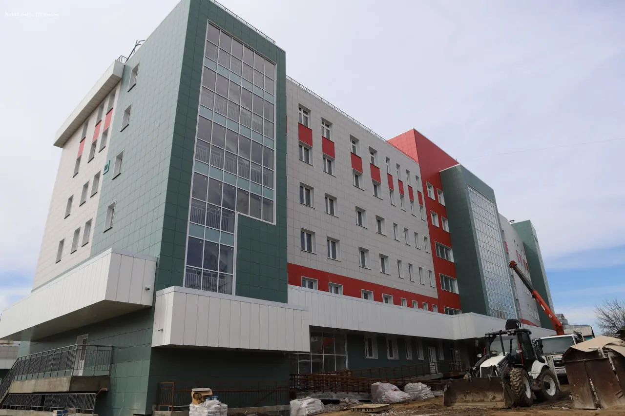 Мэр Иркутска Руслан Болотов и губернатор Игорь Кобзев проверили ход строительства детской поликлиники №10 в районе Синюшина гора