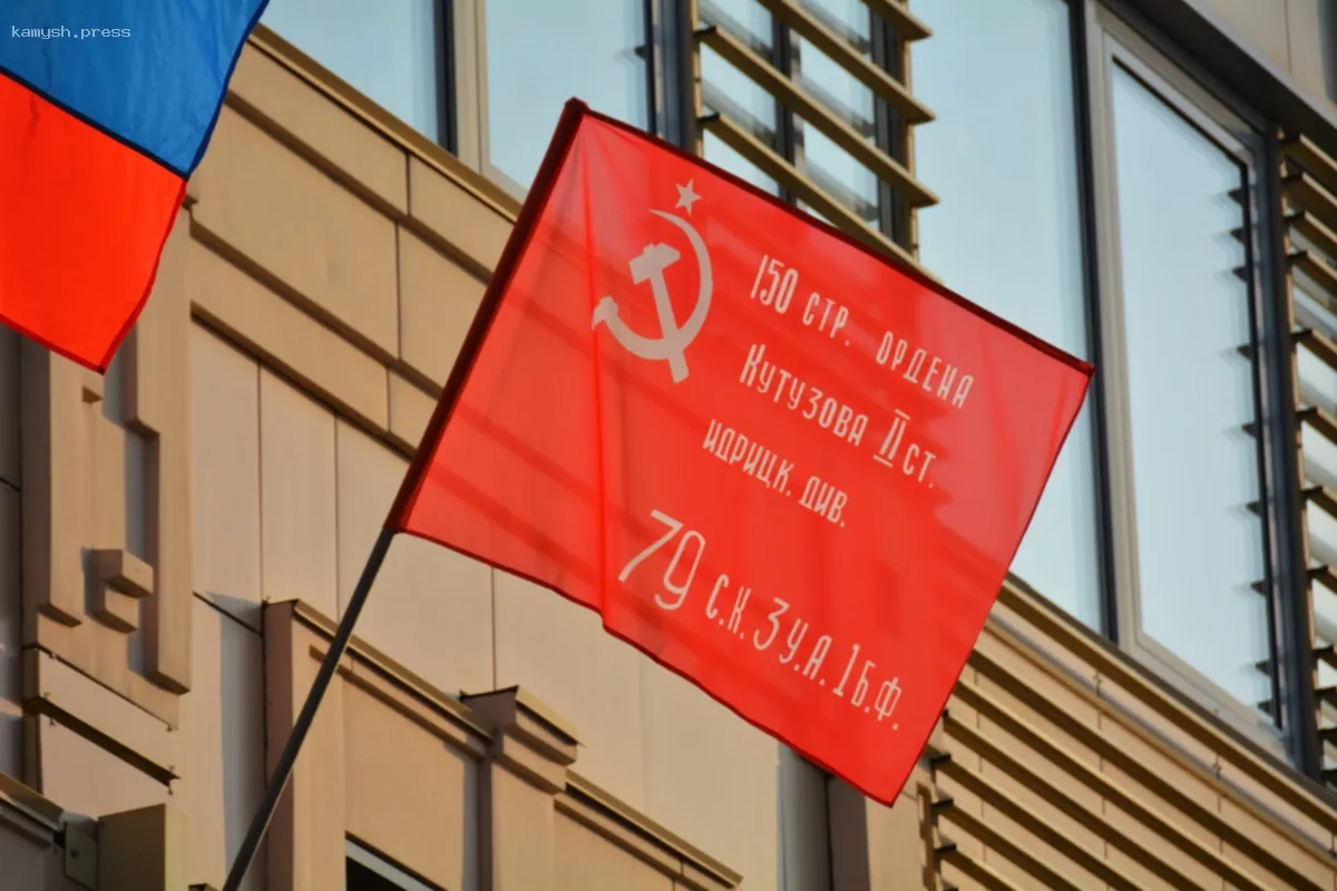 Депутаты Свердловской области утвердили разрешение на установку копий знамени Победы на зданиях региона