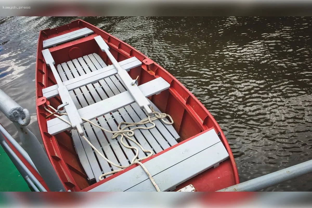 В Омской области сильный ветер перевернул лодку с рыбаком, он пропал без вести