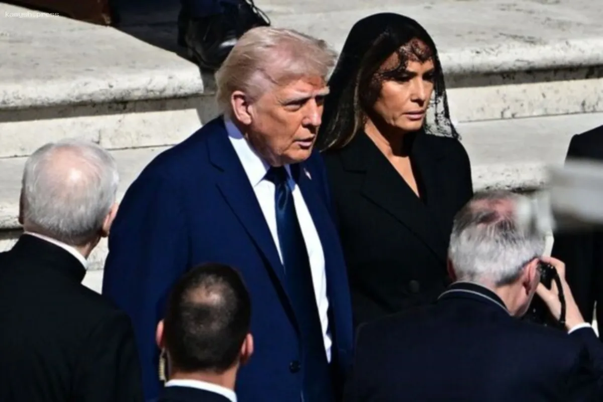 Макрон проигнорировал руку Трампа на встрече в Ватикане