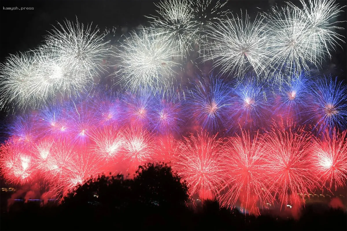 Власти Новосибирска ведут дискуссию о салюте на 9 Мая