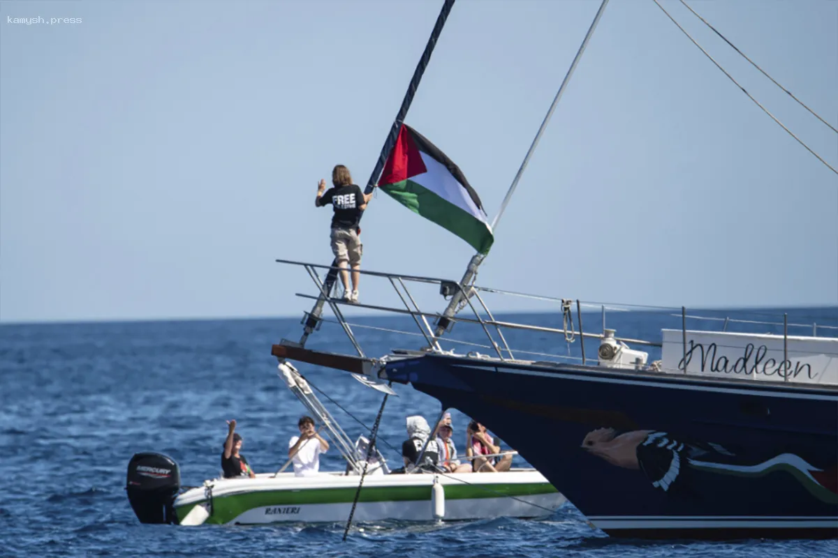 Израильские силы задержали судно с Гретой Тунберг на борту