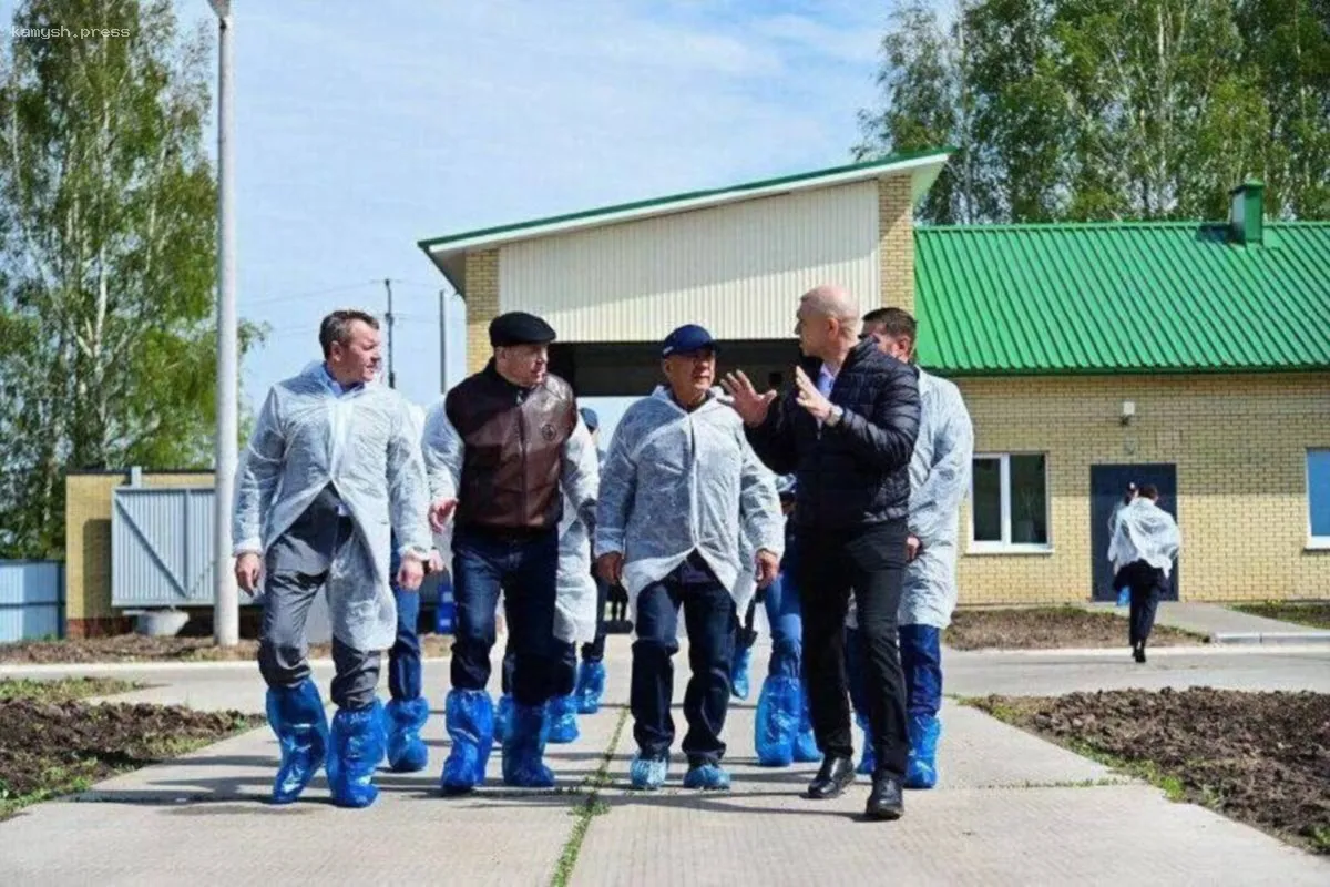 Руководитель Татарстана оценил состояние посевной кампании и посетил молочную ферму в Атнинском районе