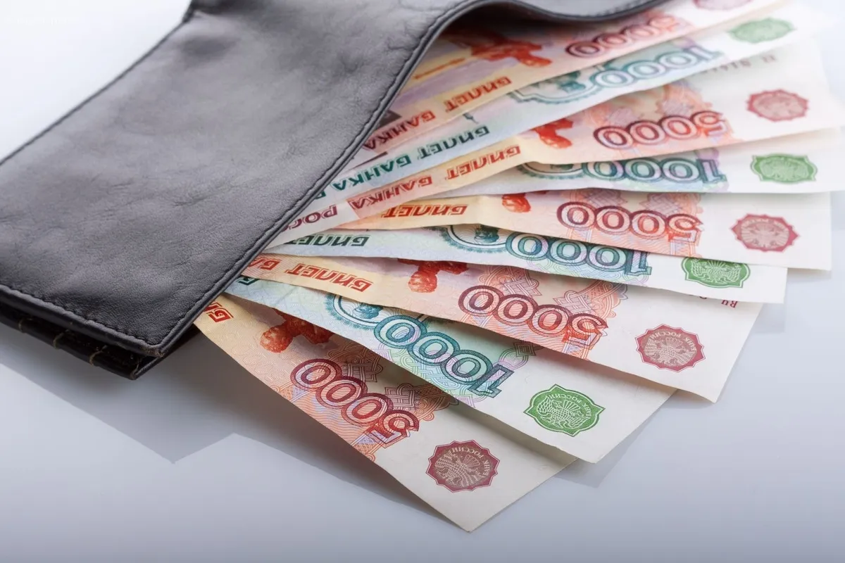 Средняя заработная плата в России в мае достигла 75 тысяч рублей