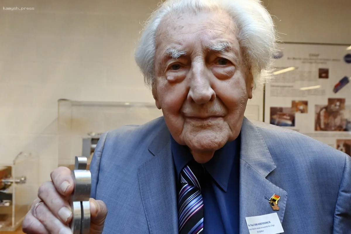 Умер создатель первого произведения искусства на Луне