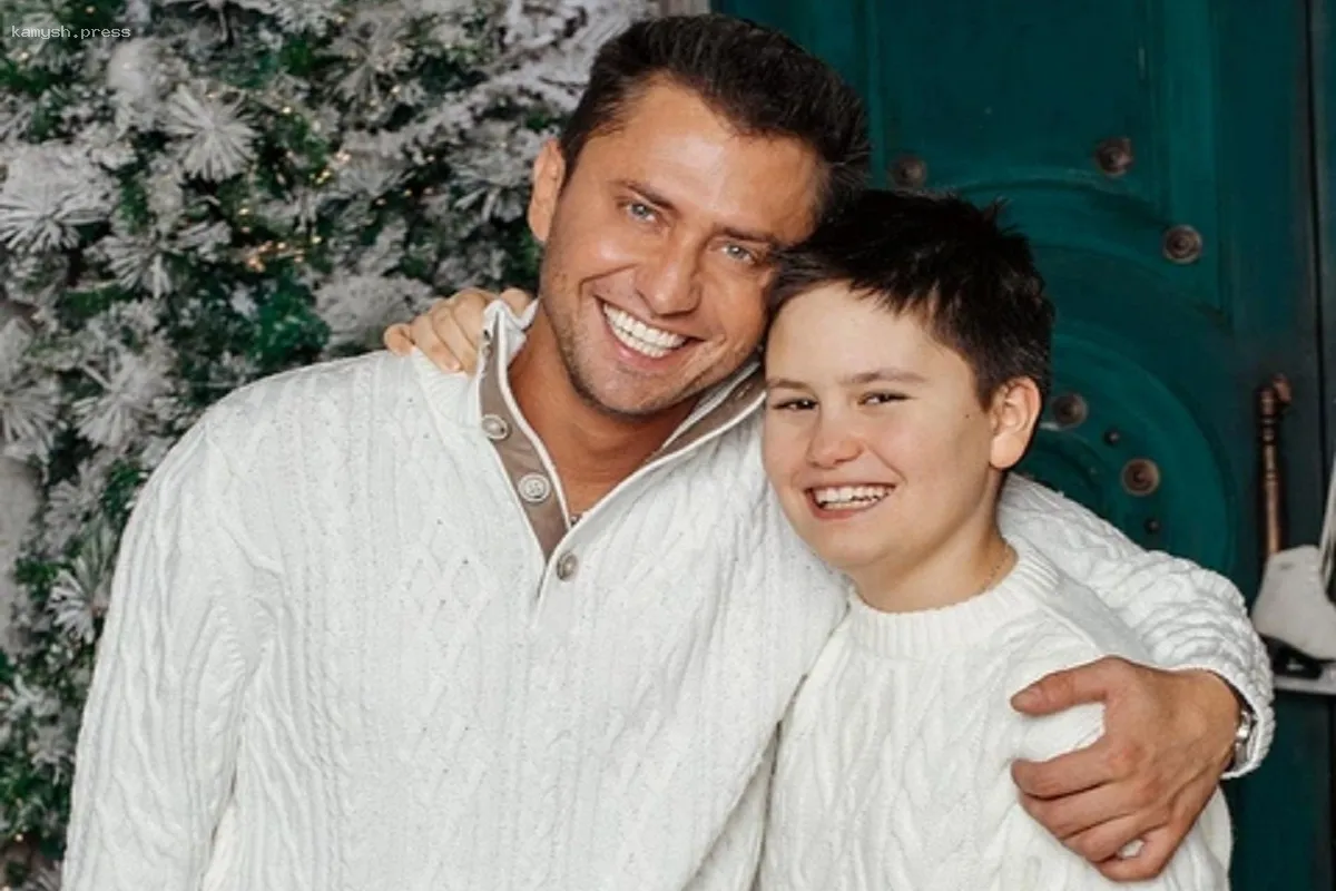 Сын Павла Прилучного стал жертвой насмешек из-за откровенных выступлений его матери