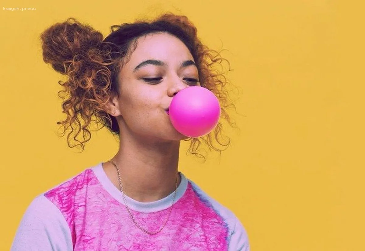 Онколог Черемушкин объяснил, может ли жевательная резинка стать причиной рака