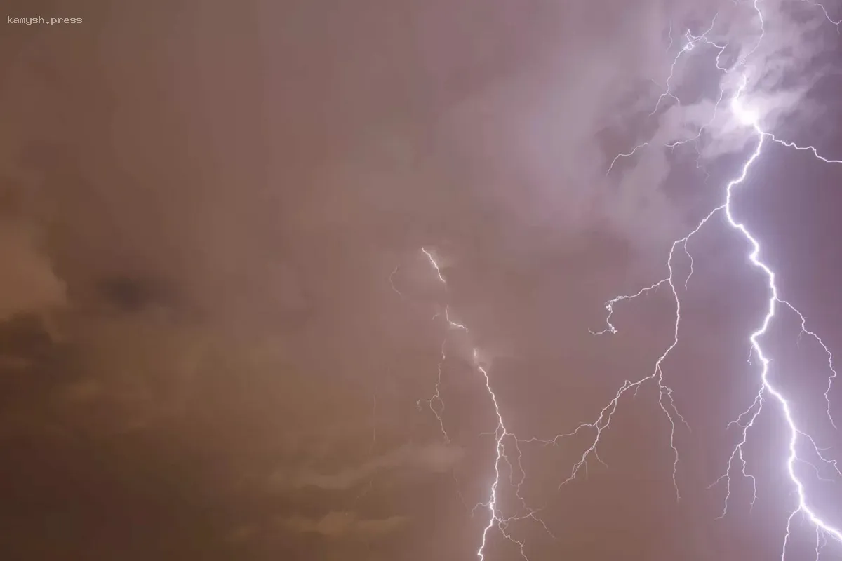 В Охе на Сахалине из-за удара молнии без электроэнергии осталась половина населения