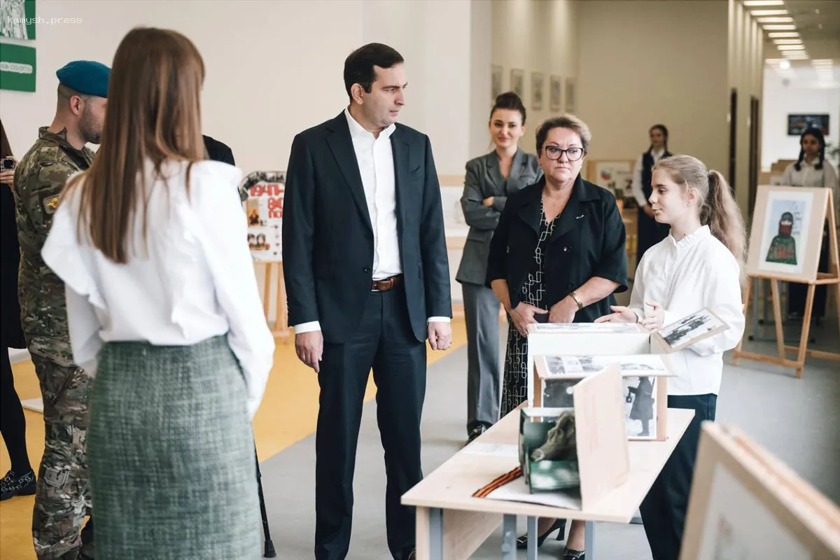 Мэр Щелкова Андрей Булгаков посетил выставку в школе №16