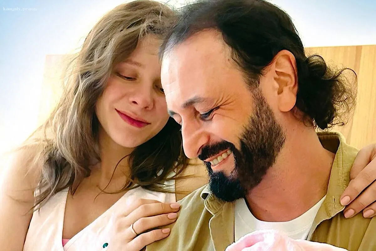 Лиза Арзамасова впервые продемонстрировала лицо своей подросшей дочери от Ильи Авербуха