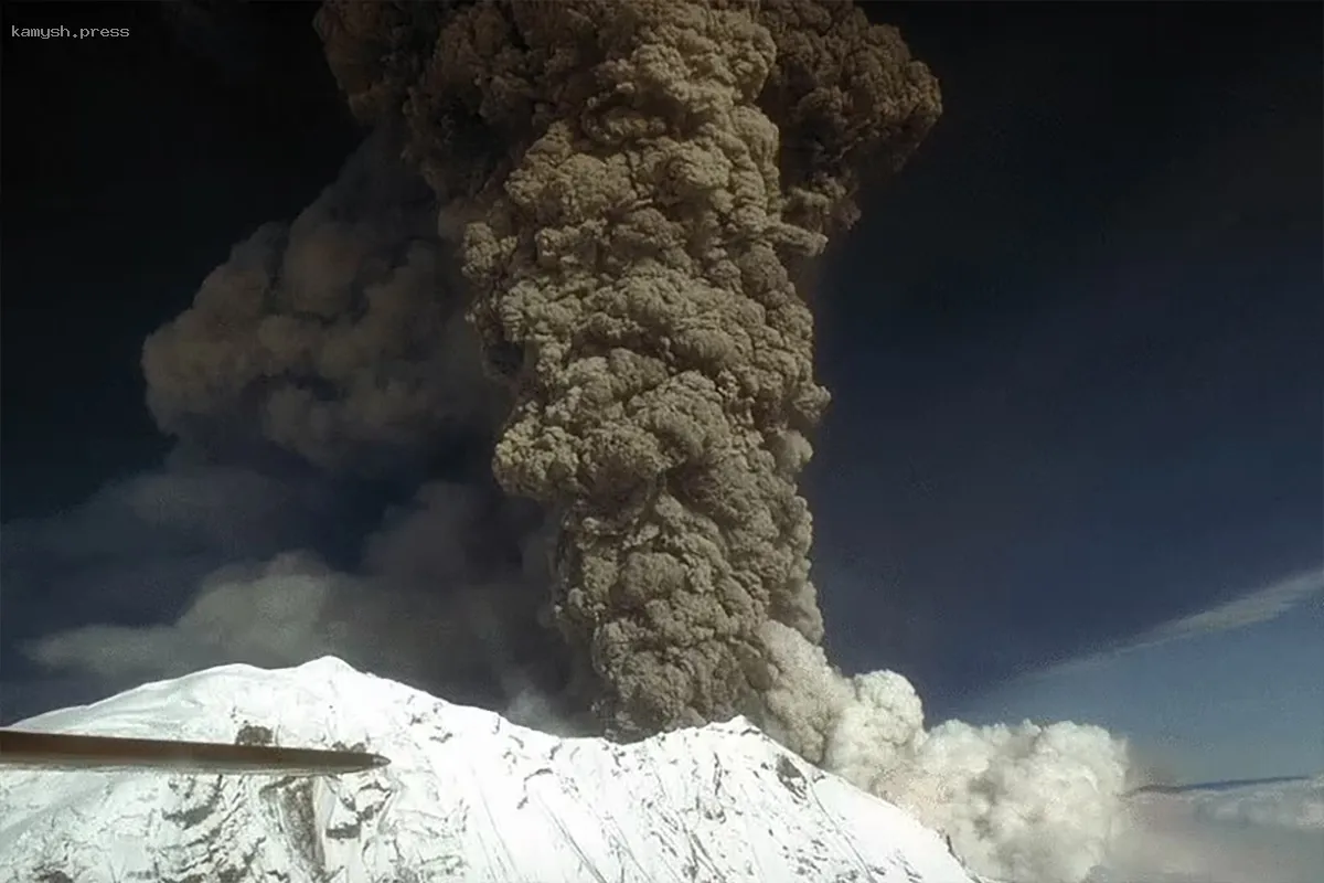 Активизация вулкана на Аляске представляет опасность для сотен тысяч американцев