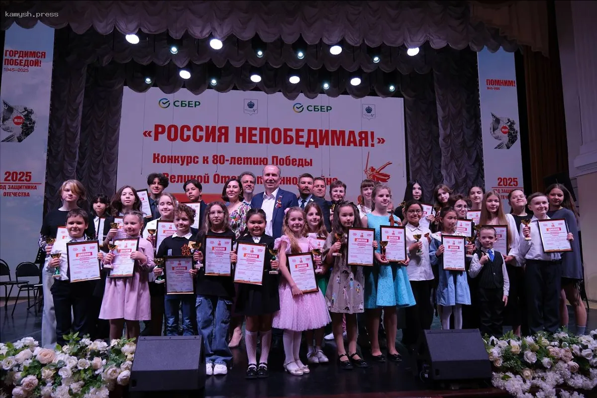 Председатель Гордумы Астрахани вручил награды авторам лучших работ патриотического конкурса «Россия — непобедимая!»