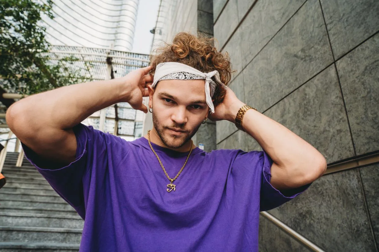 Стилист объяснила, как стиль 90-х возвращается в моду сегодня