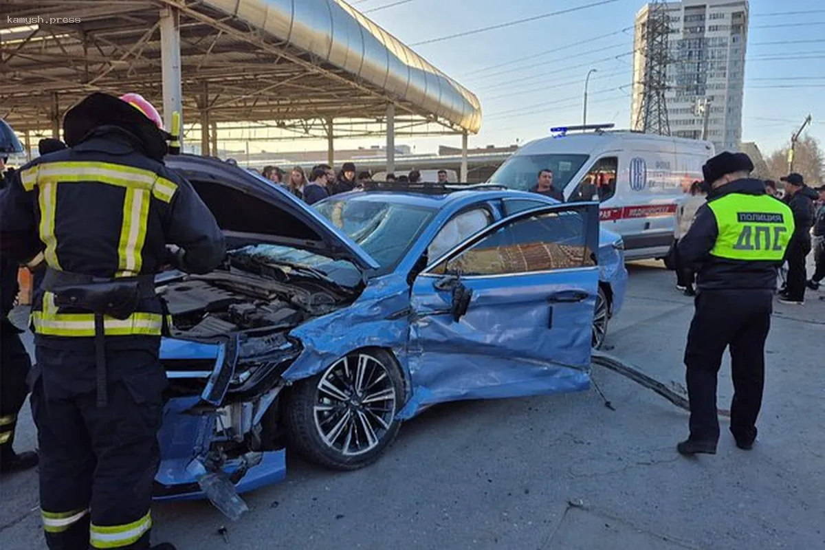 Автомобиль сбил пешеходов на тротуаре в Екатеринбурге