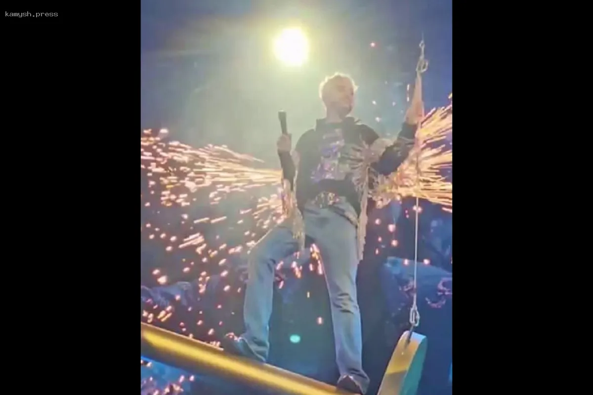 Киркоров едва не стал жертвой огня на сцене в Санкт-Петербурге