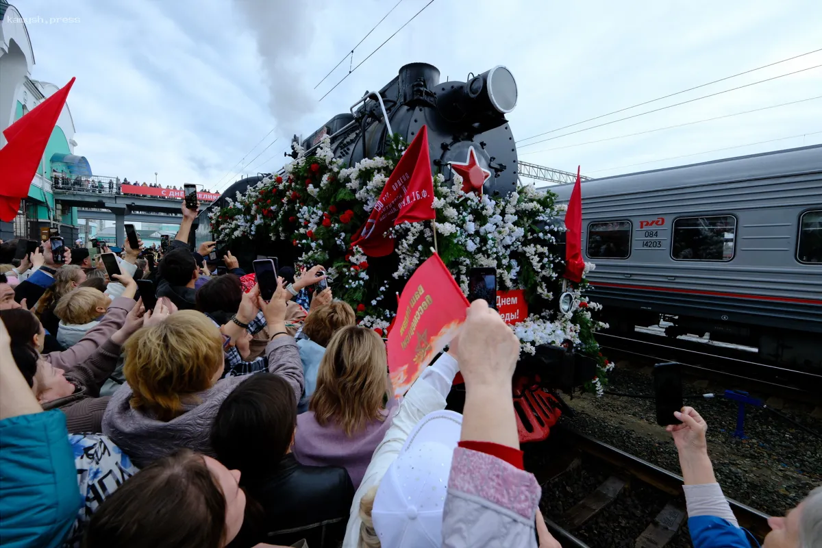 В Новосибирске 7 мая с почестями встретили ретропоезд «Эшелон Победы»