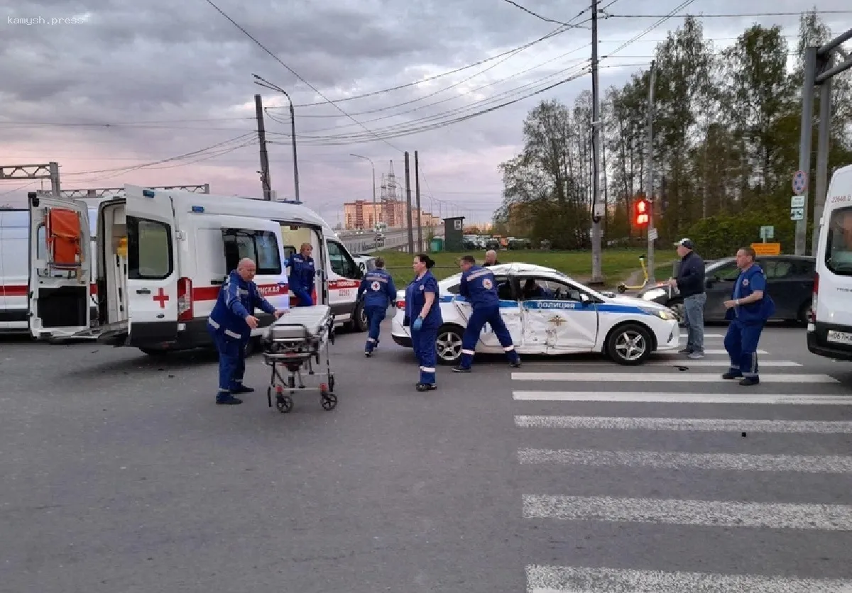 В Санкт-Петербурге мотоциклист трагически погиб в результате столкновения с автомобилем ДПС на высокой скорости