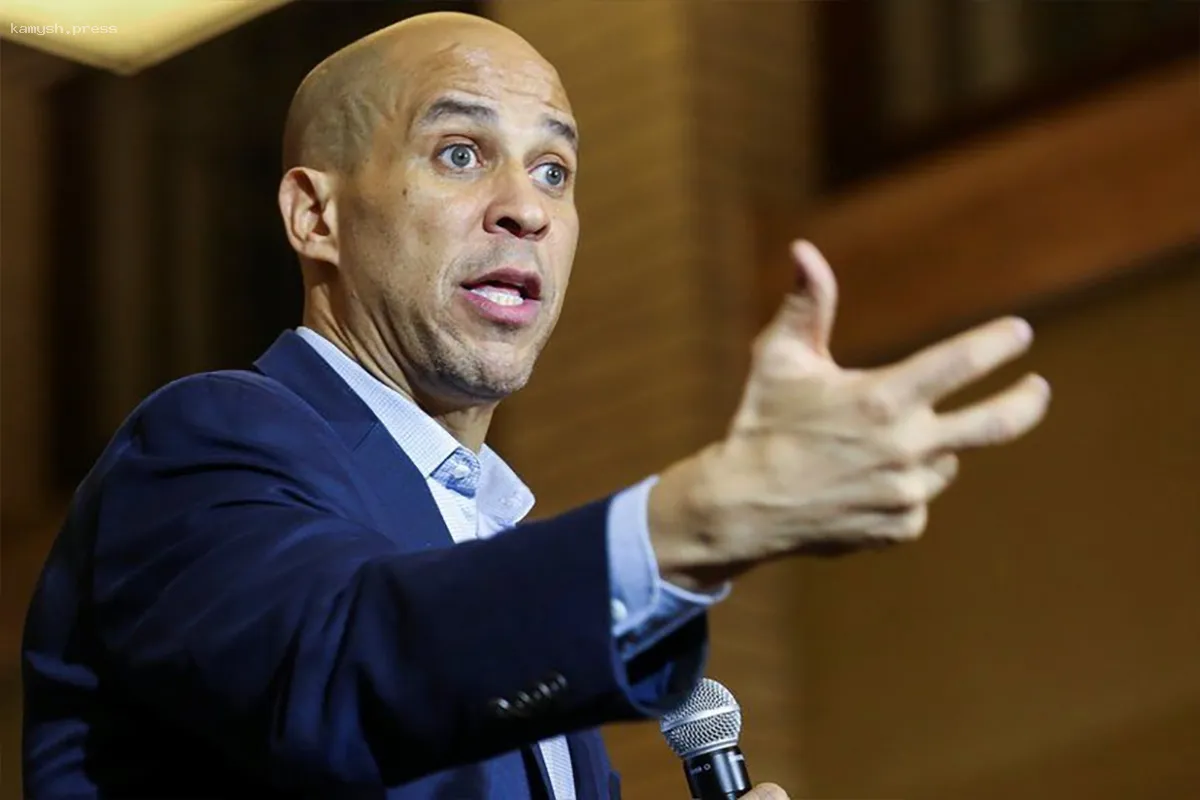 Сенатор США провел почти сутки в Сенате, критикуя Трампа