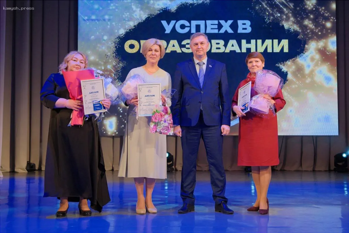 Председатель ЗС Кировской области Роман Береснев наградил лауреаток конкурса «Женщина года»