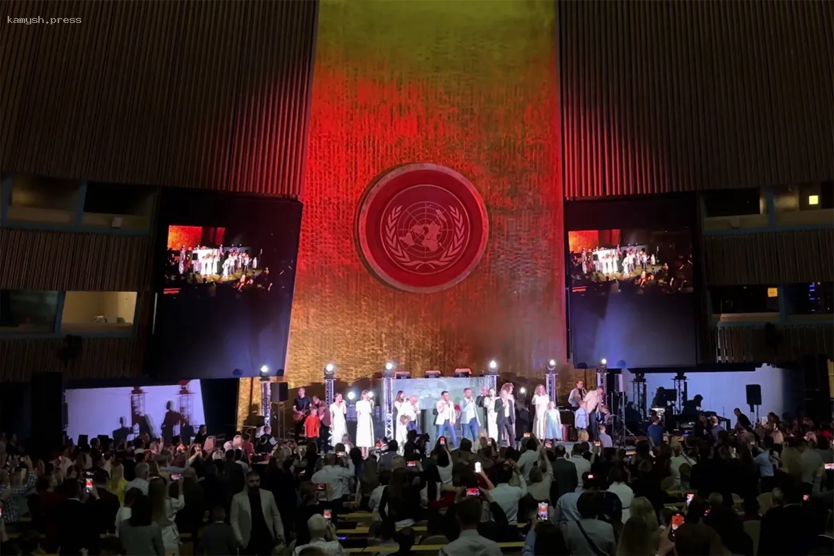 Сотни людей в штаб-квартире ООН вместе с «Хором Турецкого» исполнили песни времен войны