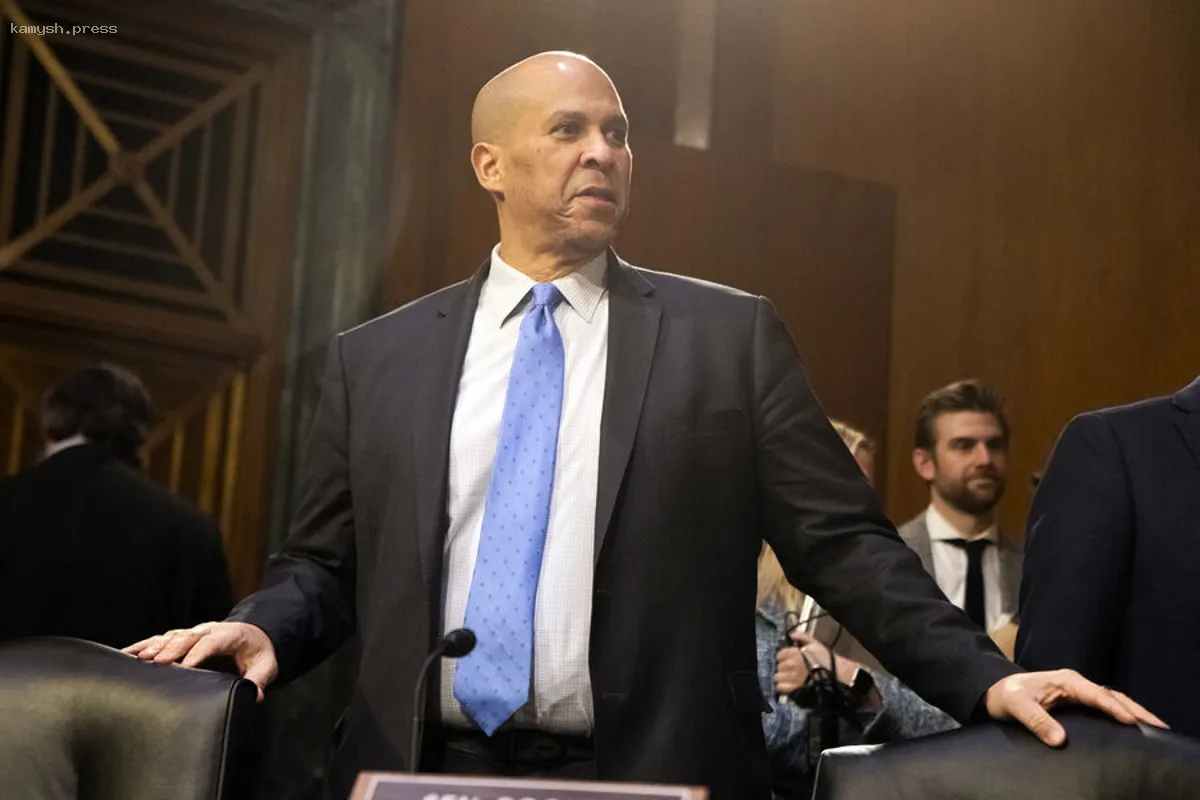 Сенатор Букер провел более суток в сенате, критикуя политику Трампа