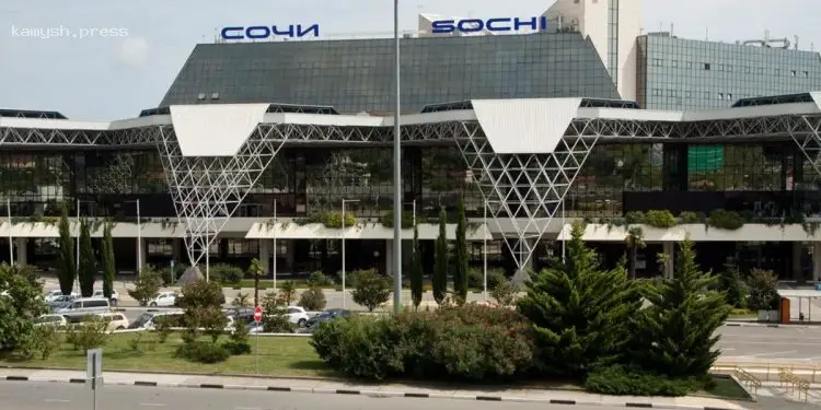 В Сочи закрыли аэропорт и эвакуируют людей с пляжей из-за атаки БПЛА