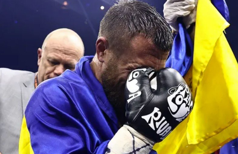 Василий Ломаченко одержал яркую победу над Джорджем Камбососом, завоевав титул чемпиона мира IBF