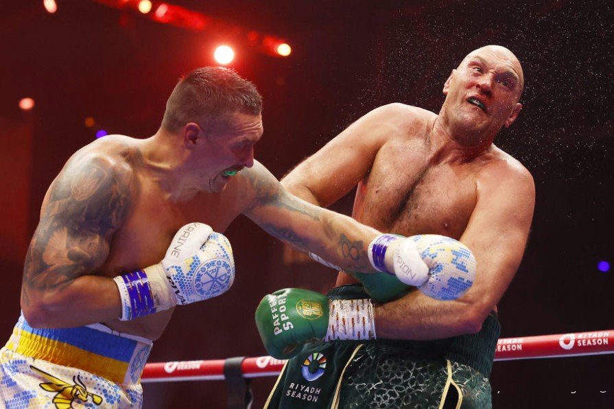 Александр Усик стал абсолютным чемпионом мира, победив Тайсона Фьюри